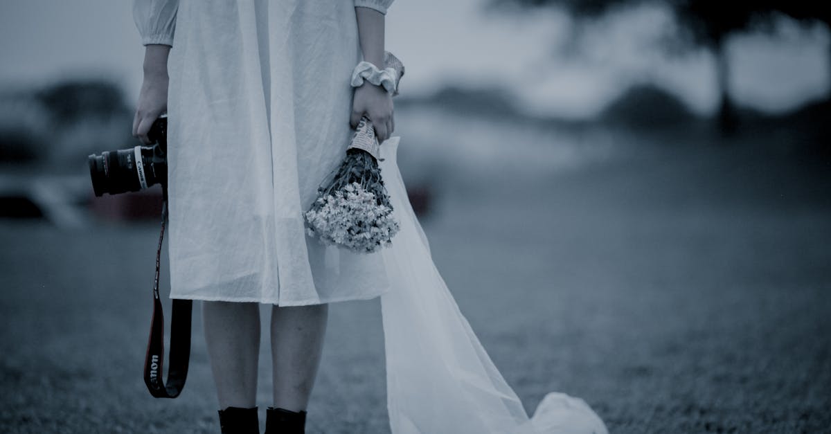 découvrez l'univers envoûtant d'un mariage gothique : idées de décoration, tenues élégantes, atmosphère mystérieuse et conseils pour organiser une cérémonie unique alliant romantisme sombre et originalité.