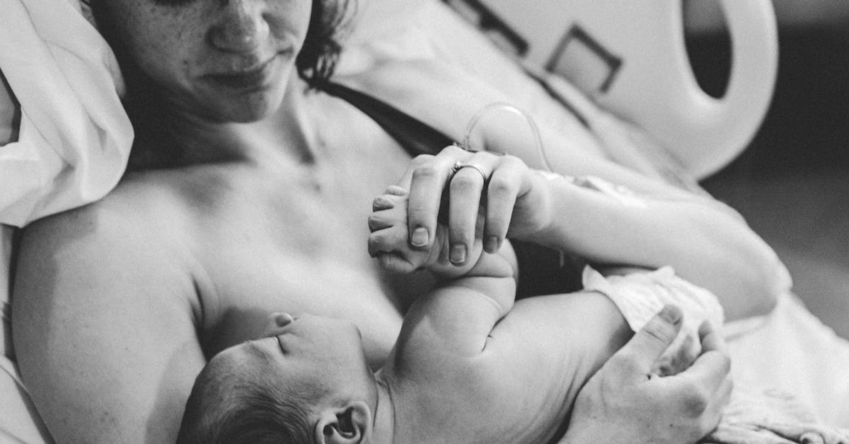 découvrez tout sur l'accouchement naturel : avantages, préparation, techniques de gestion de la douleur et conseils pour vivre une naissance sereine et respectueuse de votre corps.
