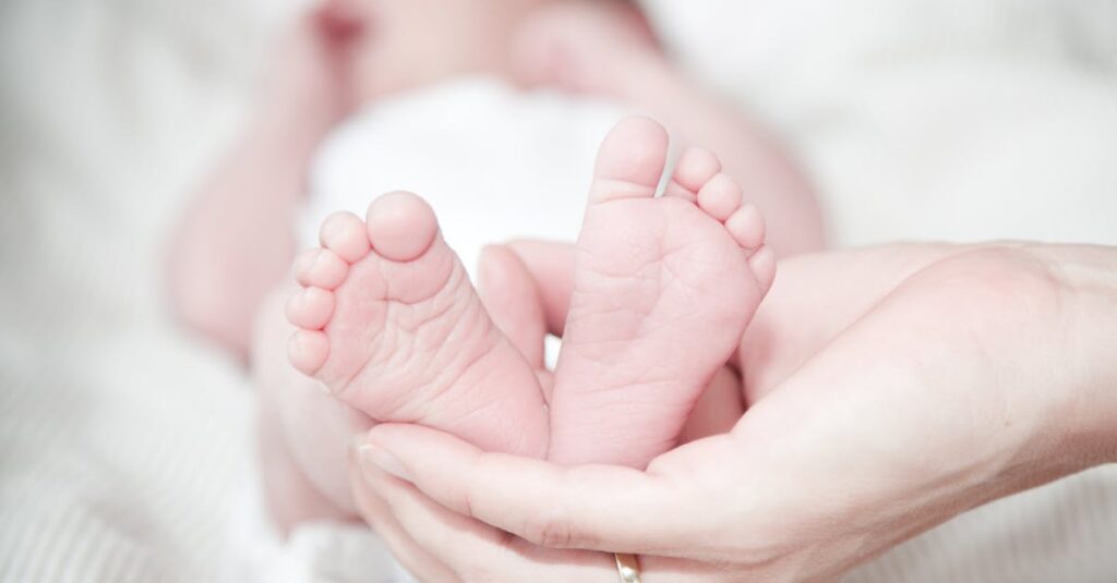 découvrez ce qu'est une naissance post-terme, ses causes, les risques pour la mère et le bébé, ainsi que les méthodes de surveillance et d'accompagnement adaptées à cette situation.