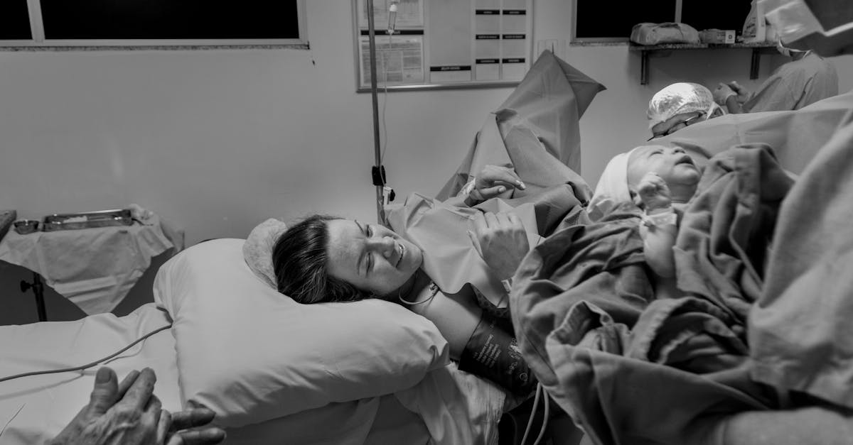 découvrez tout ce qu'il faut savoir sur la naissance post-terme : définitions, causes, complications possibles et prise en charge médicale pour garantir la santé de la mère et du bébé.