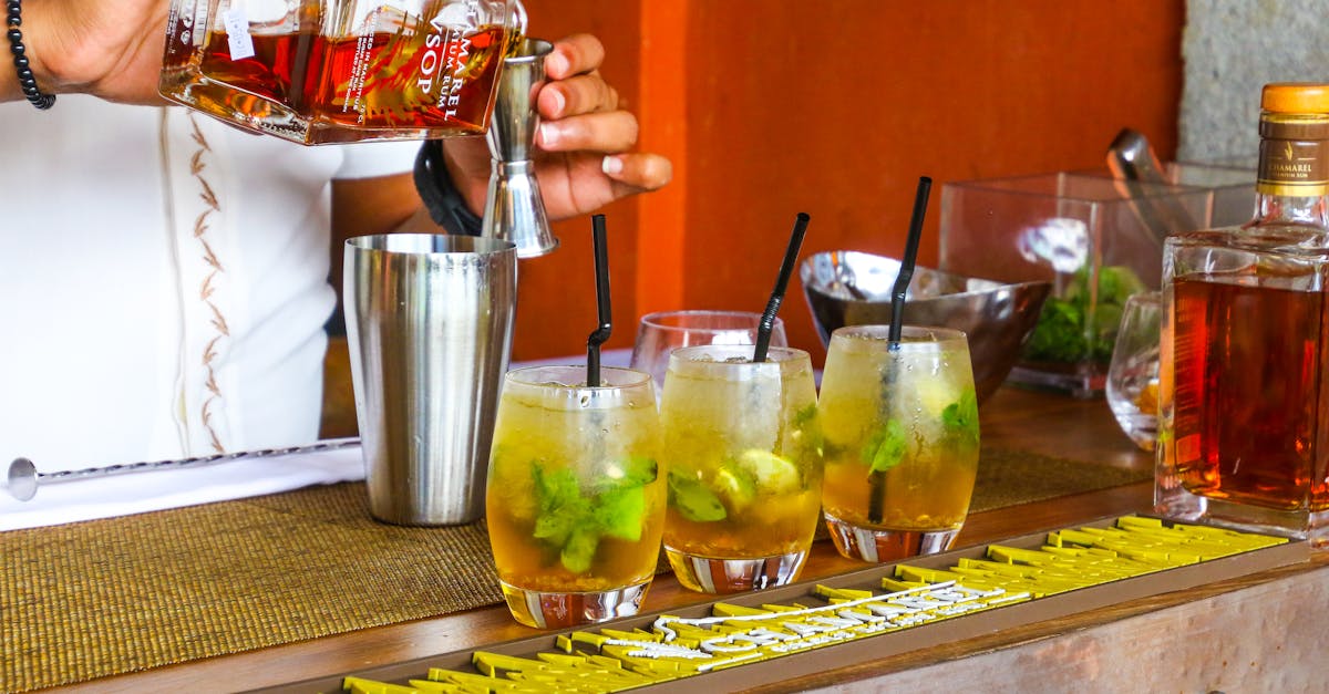 découvrez tout ce qu'il faut savoir sur le rhum : son histoire, ses différentes variétés, les meilleures méthodes de dégustation et des conseils pour choisir le rhum idéal selon vos goûts.