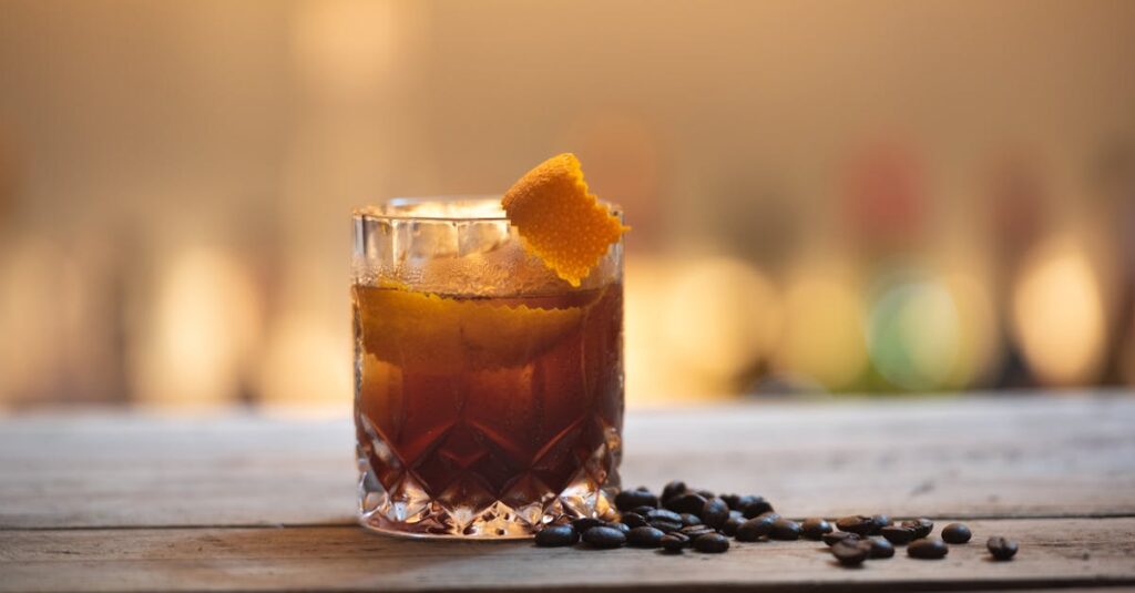 découvrez tout ce qu'il faut savoir sur le rhum : son histoire, ses origines, ses différents types et comment le déguster pour en apprécier toutes les saveurs.