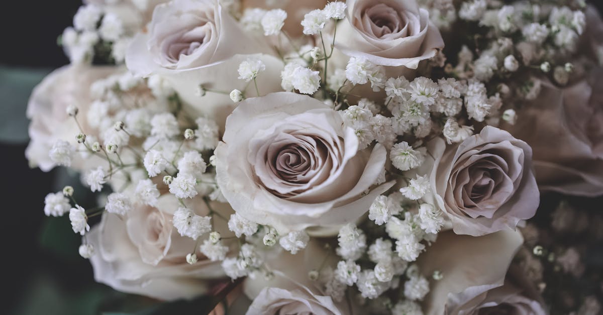 découvrez nos idées et conseils pour choisir le bouquet de mariée parfait, adapté à votre style et à votre thème de mariage. inspirez-vous pour un bouquet unique et inoubliable !