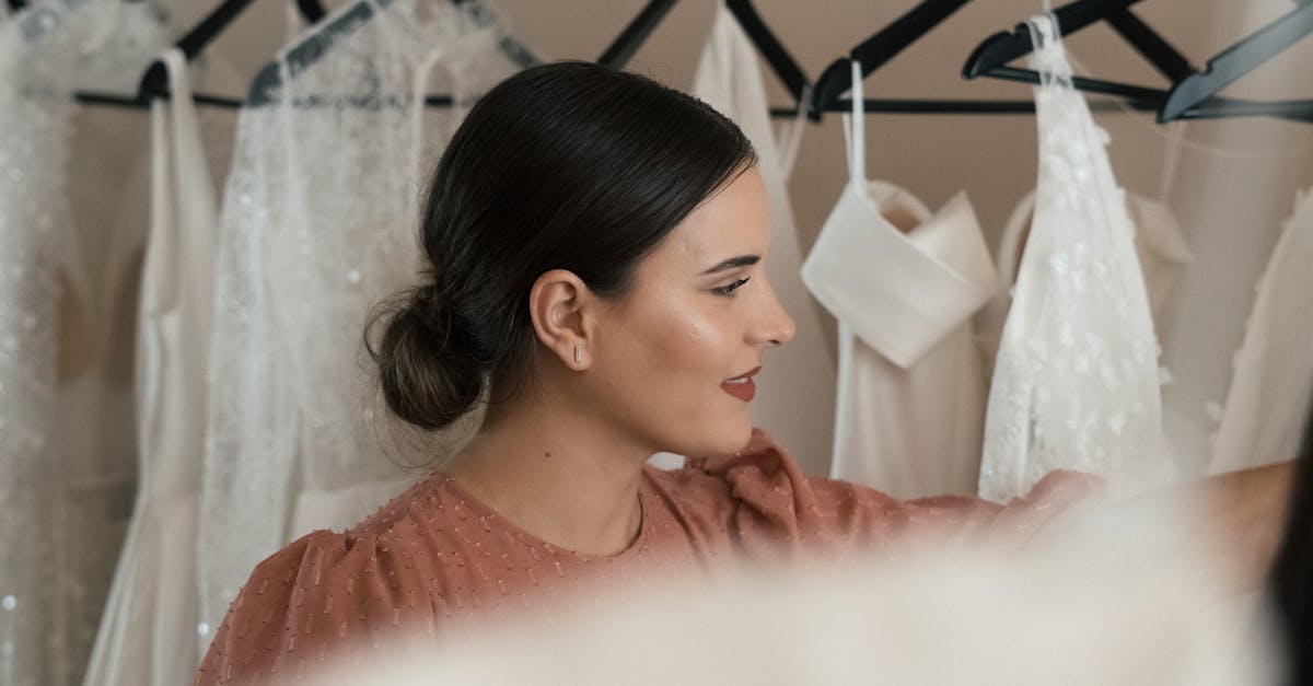 découvrez nos conseils et astuces pour un essayage de robe de mariée réussi. préparez votre fitting pour trouver la robe parfaite le jour j !