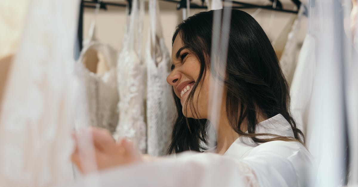 découvrez nos conseils pour un essayage de robe de mariée parfait : étapes clés, astuces pour bien préparer votre fitting et trouver la tenue de vos rêves le jour j.