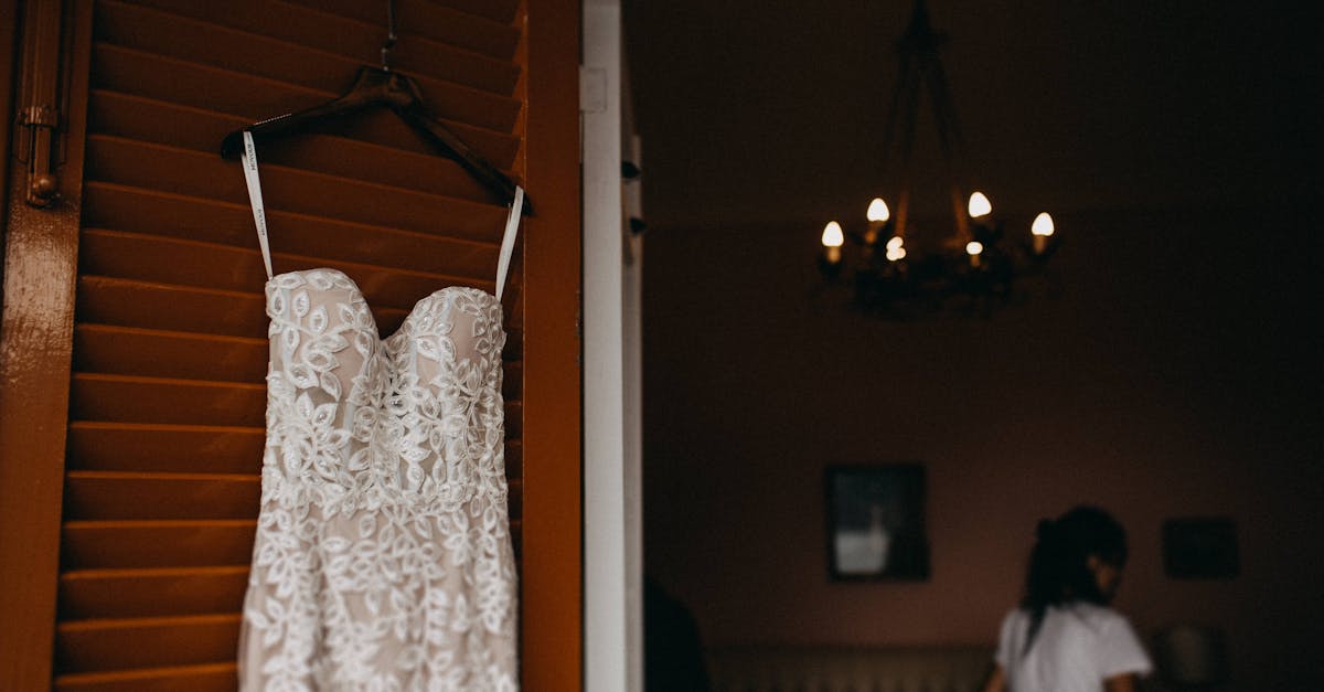 découvrez tous nos conseils et étapes pour un essayage de robe de mariée réussi. préparez-vous au mieux pour trouver la robe parfaite le jour de votre fitting !