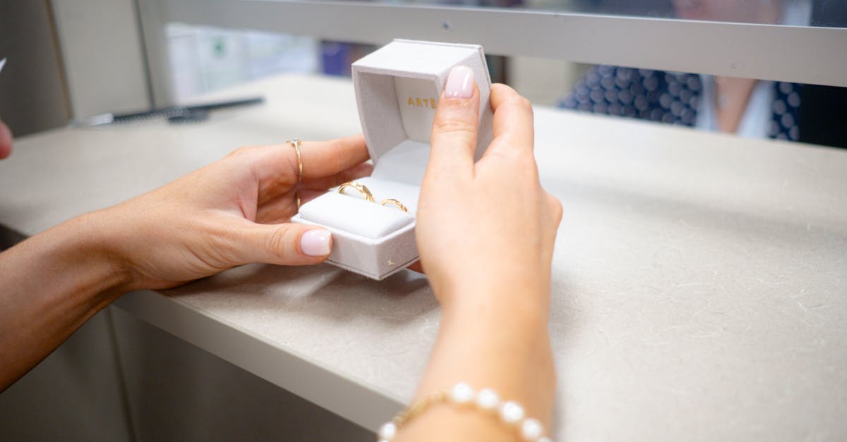 découvrez des idées originales et personnalisées de cadeaux de mariage pour célébrer l’amour et faire plaisir aux jeunes mariés. trouvez le cadeau parfait pour rendre leur journée inoubliable !