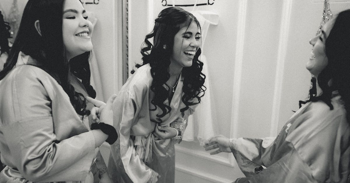 découvrez les plus belles idées de coiffures de mariage pour sublimer votre look le jour j : chignons, tresses, accessoires et conseils de professionnels pour tous les styles et longueurs de cheveux.