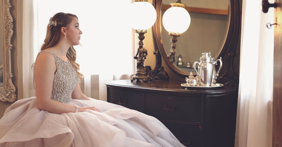 découvrez des idées de coiffures de mariage élégantes et tendance pour sublimer votre grand jour. inspirez-vous de nos conseils pour trouver la coiffure parfaite, adaptée à chaque style de mariée.
