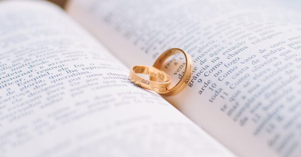 découvrez notre sélection élégante d’alliances de mariage : des bagues intemporelles pour symboliser votre amour éternel. trouvez la bague parfaite pour célébrer votre union.