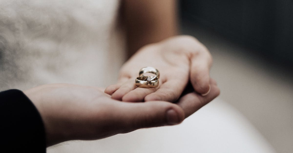 découvrez notre collection d’alliances de mariage élégantes et uniques, conçues pour symboliser l’amour éternel. trouvez la bague parfaite pour votre union.