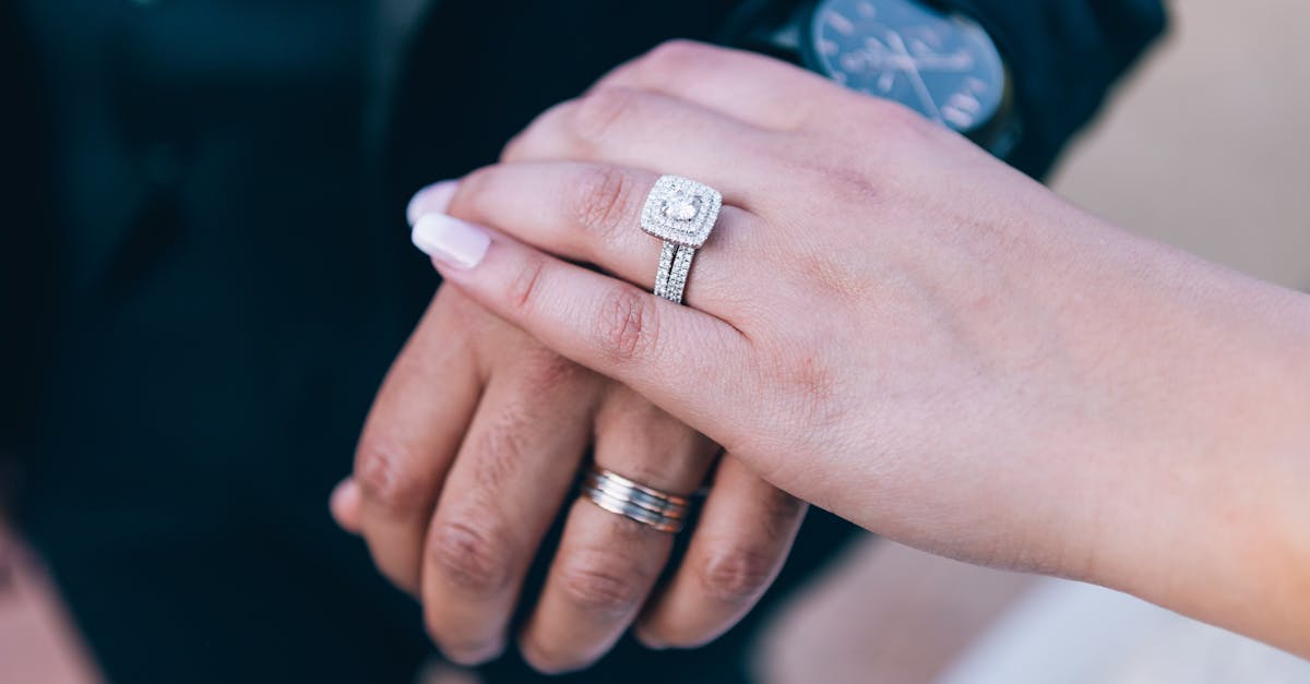 découvrez notre collection élégante d’alliances de mariage pour célébrer votre amour avec des bagues uniques et raffinées, créées à partir de matériaux précieux. trouvez la bague parfaite pour dire oui pour la vie !