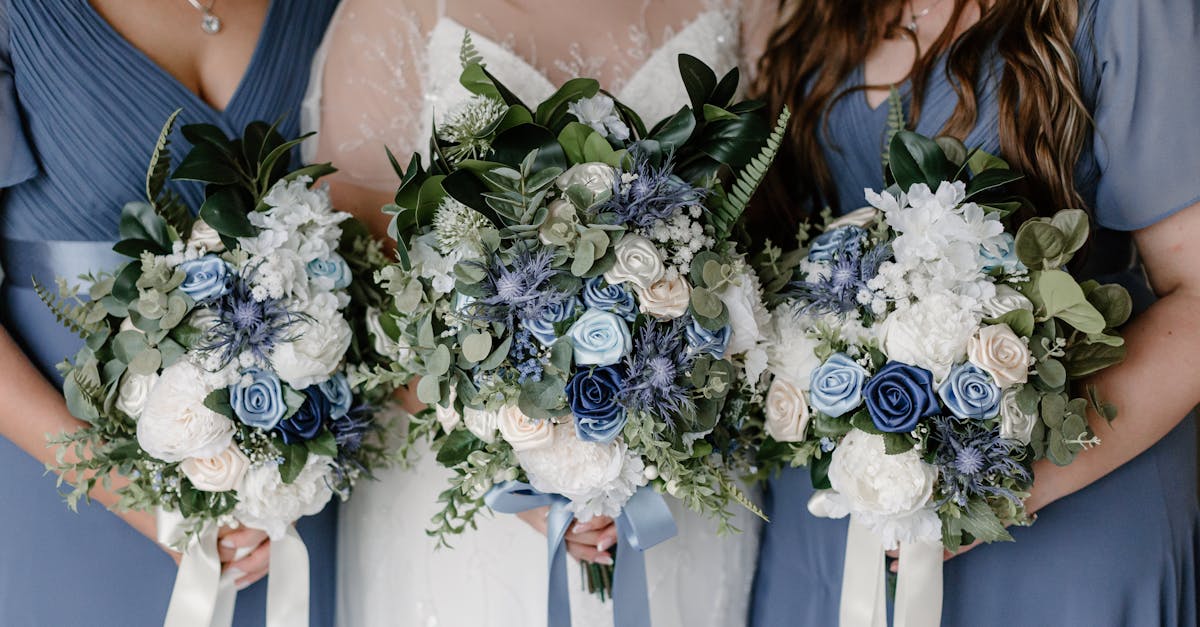découvrez nos idées de bouquets de mariage d’hiver, alliant fleurs de saison, touches de verdure et élégance raffinée pour sublimer votre cérémonie.