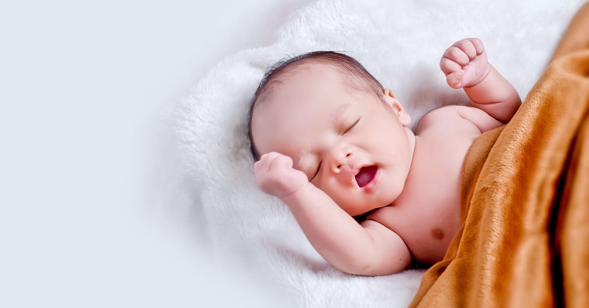 conseils et astuces pour aider votre bébé à mieux dormir et instaurer une routine de sommeil apaisante.