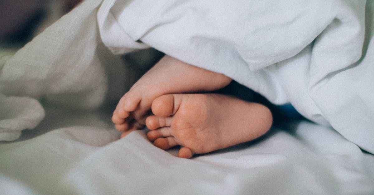 conseils et astuces pour aider votre bébé à mieux dormir et instaurer une routine de sommeil apaisante.