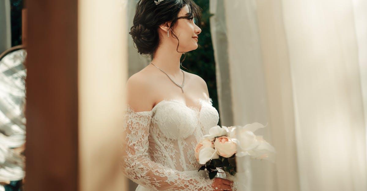 découvrez des idées et inspirations de coiffures de mariée élégantes et tendance pour sublimer votre jour j avec style et grâce.