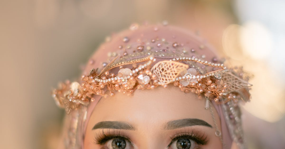 découvrez notre collection élégante de voiles de mariée ornés de perles, pour un look sophistiqué et intemporel lors de votre journée spéciale.