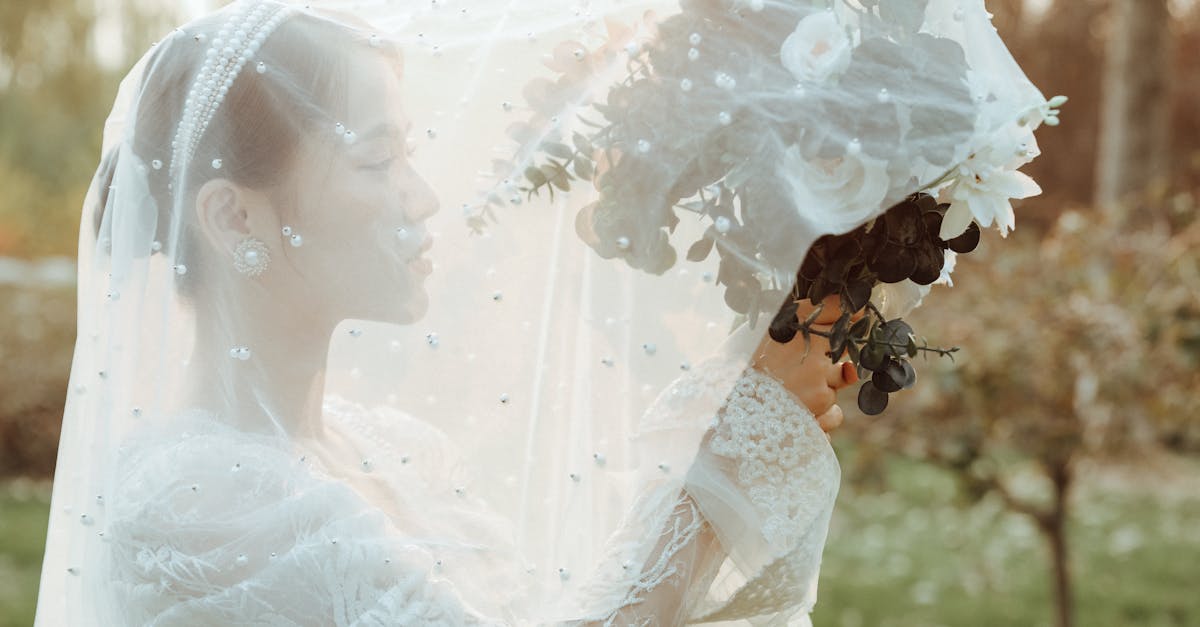 découvrez nos voiles de mariée élégants ornés de perles délicates, parfaits pour sublimer votre tenue nuptiale avec une touche de sophistication et de romantisme.