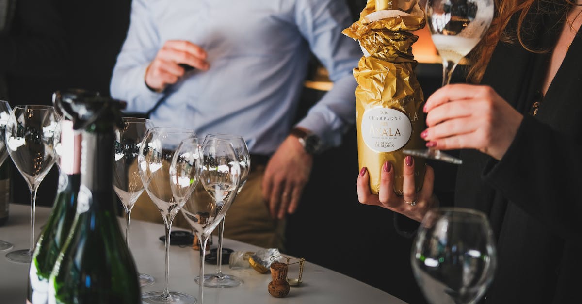 découvrez le meilleur moment pour déguster du champagne et savourer pleinement ses arômes uniques. conseils pour un timing idéal de dégustation.
