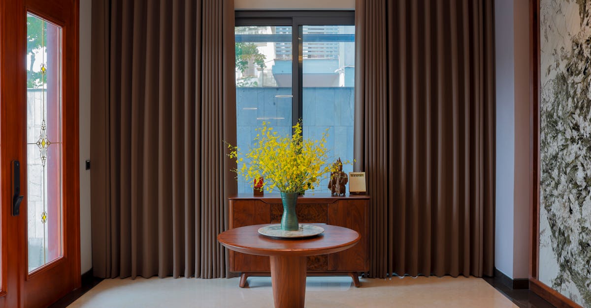 découvrez notre vase en papier-mâché, une pièce artisanale unique alliant légèreté et esthétique pour décorer votre intérieur avec charme et originalité.