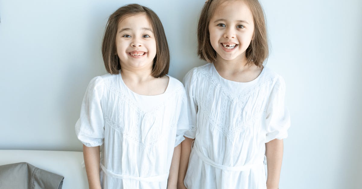 découvrez les joies et défis de la maternité de jumeaux : conseils, astuces et témoignages pour accompagner cette aventure unique.