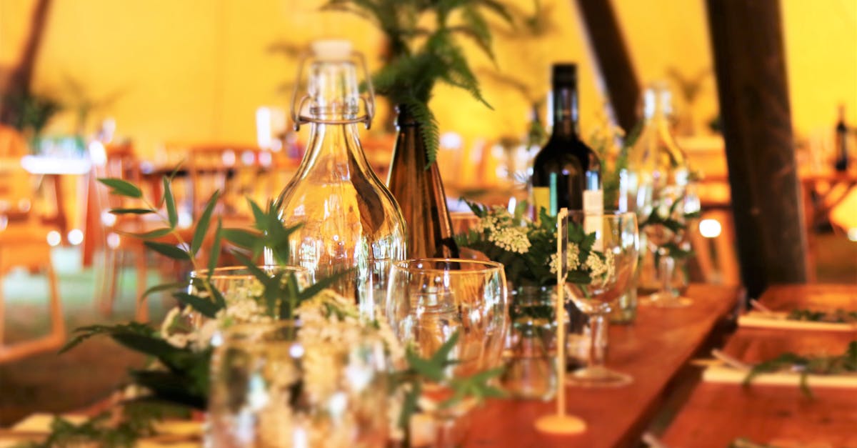 découvrez nos idées élégantes de décoration de table de mariage pour créer une ambiance magique et mémorable lors de votre réception.